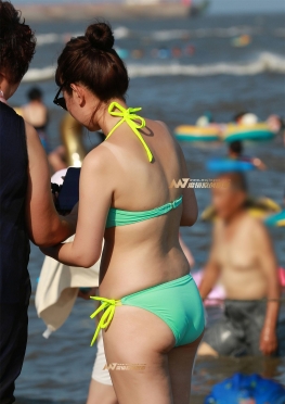 海边玩耍的嫩绿泳装长腿小姐姐