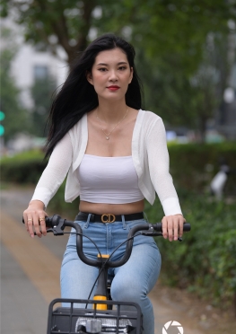 M00758【549P】魔镜街拍第一站骑单车的超紧身牛仔裤长腿女孩