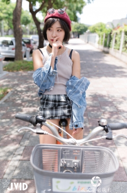 59513爱骑单车的超短裙大白腿长腿美女视频