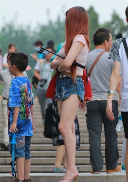 大长腿白又嫩，偶尔露**的腰和沟美女