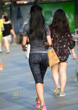 豹纹运动裤妹子