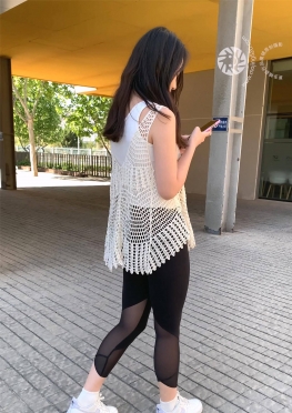 72868爱运动的黑色紧身瑜伽裤长腿小姐姐视频