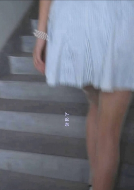 70540-70545上楼梯的短裙肉丝足长腿美女视频