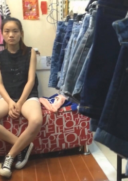 75186-75187在店里休息的超短热裤短裤大白腿小姐姐视频