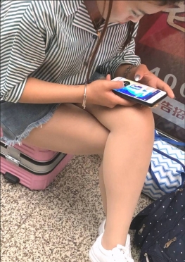 69697车站等车玩手机的肉丝足长腿热裤女孩视频