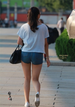 眼镜妹的紧翘圆臀美女