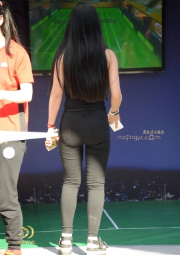 用手机玩球的黑裤妹