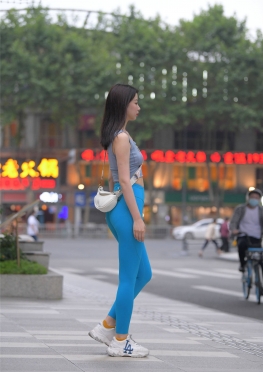 73801逛街的蓝色紧身瑜伽裤长腿极品美女视频