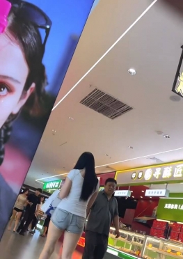 73859逛商场的紧身牛仔热裤短裤大长腿美女同学视频