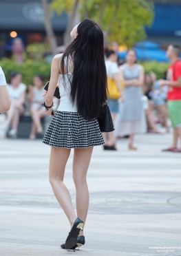 街拍超短裙大白腿长腿美女图片