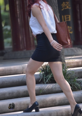 上台阶的黑色一步裙妇妇