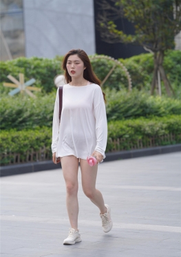 M00938【1443P】街拍穿着超短紧身裤的大白腿女孩逛街很悠然