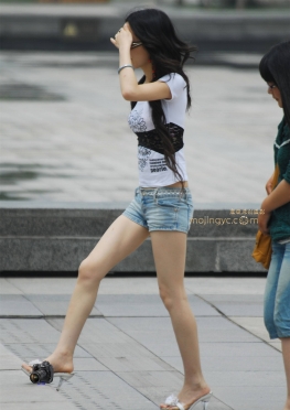 模特身材短牛仔热裤妇妇