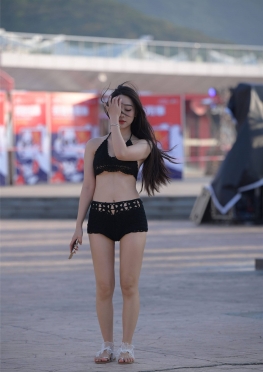 72893-72894在沙滩上玩耍的超短紧身热裤长腿美女视频