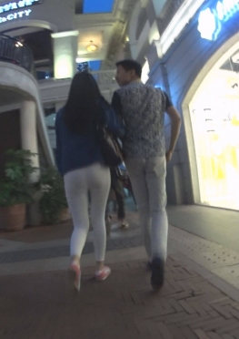 71257逛街的白色紧身裤长腿女孩视频