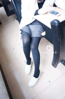 S012 HS白鞋少女【116p】魔镜街拍第一站在教室发呆的黑丝大长腿美女的脚
