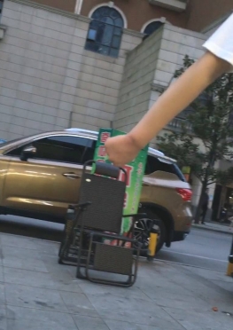 75150近距离街拍白色紧身热裤短裤大白腿美女视频