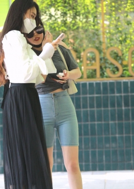 74936-74940逛街的蓝色紧身牛仔裤长腿美女视频