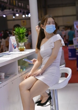 74800前台大长腿小姐姐挑鞋小姐姐高跟鞋美女视频