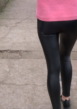 74231爱闲逛的紧身皮裤长腿美女同学视频