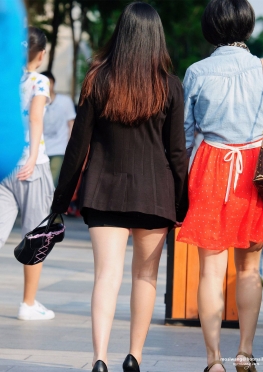 街拍逛街的大白腿长腿美女图片