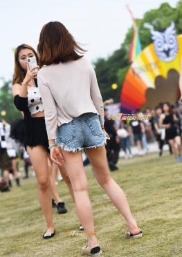 一起拍的走光牛仔热裤短裤长腿美女