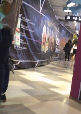 75161街拍逛街的超短牛仔热裤紧身短裤长腿美女视频