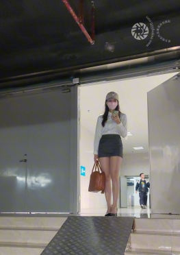 71313戴着口罩逛街的短裙肉丝足大长腿女孩视频