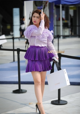 街拍面容精致的迷人少妇美女图片