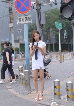 M00746【496P】3a街拍美术馆逛街的白色包裙大长腿女孩套图