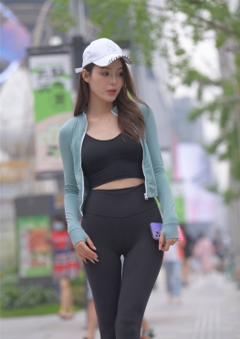 73745逛街的半透明紧身瑜伽裤大长腿翘Tun美女视频