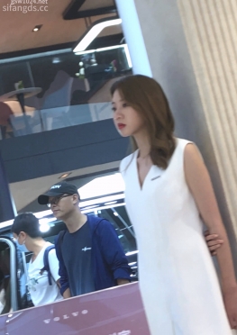 71245店里的短裙小姐姐站在那里孤孤单单的样子视频