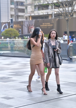 458金色Q【68P】逛街的超短包裙黑丝长腿美女套图