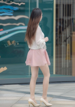 街拍逛街的粉色短裙大白腿长腿美女图片