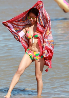 活泼可爱的妹子彩泳装小姐姐