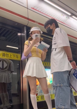 73766-73767和闺蜜逛街的大长腿短裙极品美女同学视频