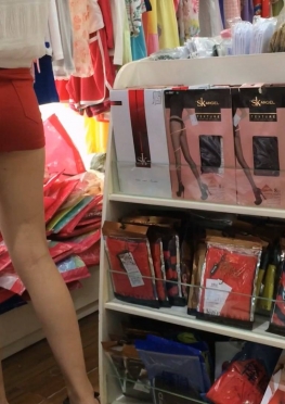 75201-75206逛街的红色紧身热裤短裤大白腿美女视频