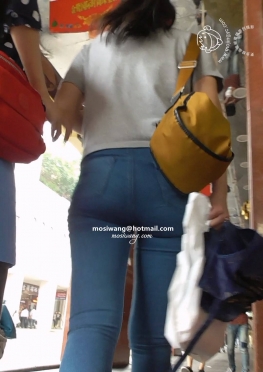 75854街拍逛街的蓝色紧身牛仔裤长腿美女视频