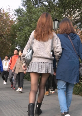 74852-74853逛街的短裙黑丝女孩视频