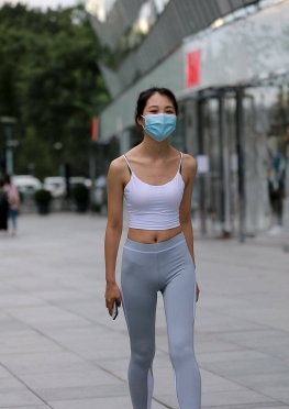 72846-72847戴着口罩逛街的灰色紧身瑜伽裤长腿美女视频