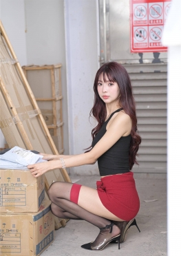 75364取快递的红色超短裙黑丝足长腿美女视频