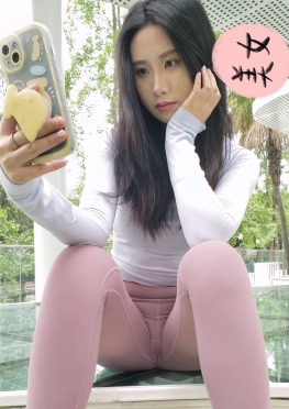 73954-73956爱自拍的紧身瑜伽裤大长腿美女裤子打湿了视频