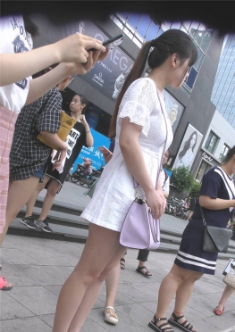 69692偶遇等公交的凉鞋玉足冷白皮长腿短裙小姐姐视频