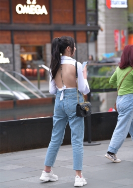 459露背WS【60P】街上拍照的牛仔裤露背装小姐姐套图