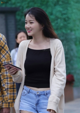 性感热裤黑靴女孩