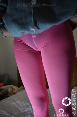 C385【216P】穿卫衣的粉色紧身裤美腿女孩套图