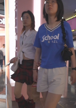 72354逛街的短裙白丝足长腿美女视频