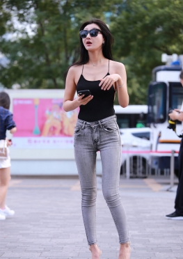 456LB牛仔【266P】墨镜时尚紧身牛仔裤长腿美女逛街啦
