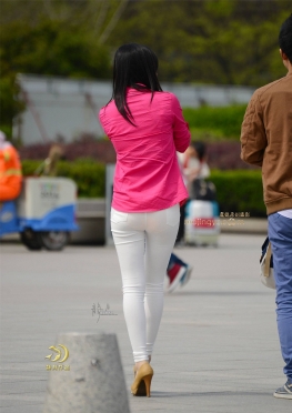 街拍清秀的白裤小妹