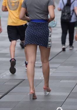 947-微胖的小姐姐，魔镜街拍大长腿的姑娘